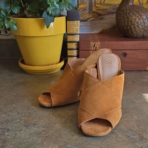 GUC Vince Camuto Suede Sandal Size 8.5